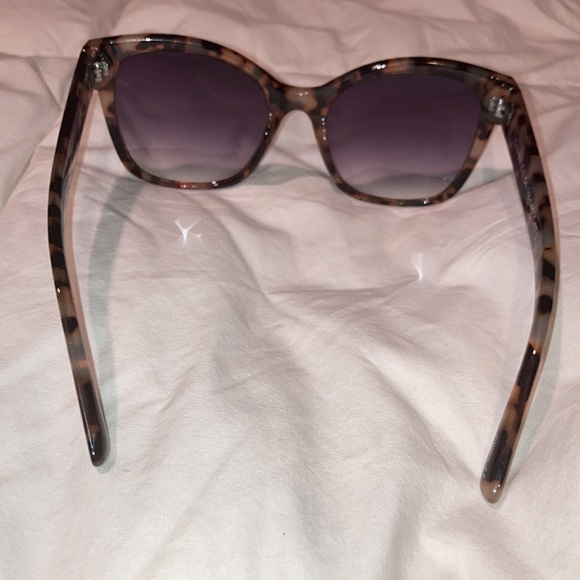 Tortoise shell gold cat eye sunglasses 🕶 - Picture 5 of 6